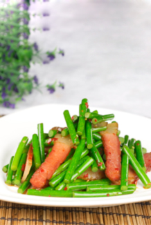 Sauteed smoked pork with garlic sprouts