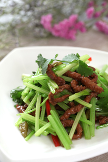 Sliced beef with wild green peppers