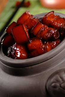 Braised pork with brown sauce and chili