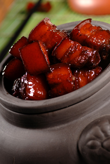 Braised pork with brown  sauce and chili